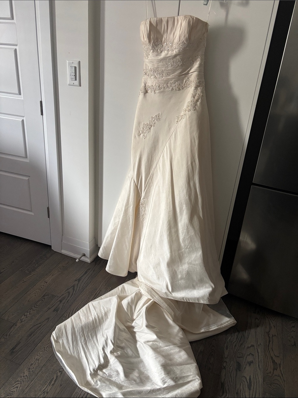 Pronovias Ivory Elegant Strapless Lace-Detail Mermaid Wedding Dress - Picture 4 of 17